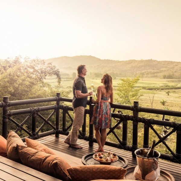 TÊTE-À-TÊTE ENTRE TEMPLES ET PALACES