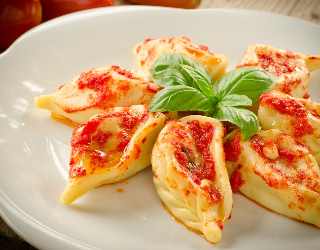 assiette de culurgiones - ravioli sarde servi avec de la sauce tomate - sardaigne