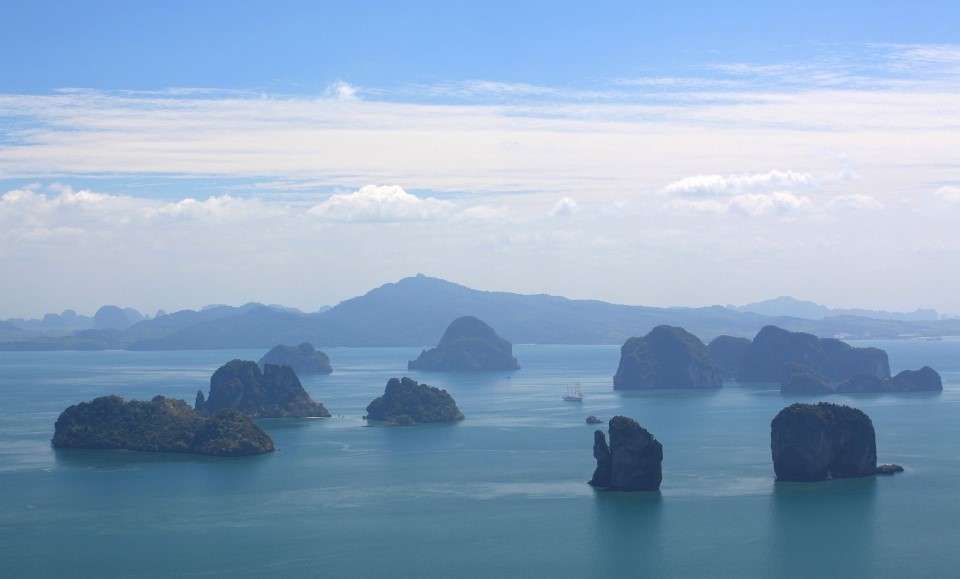 baie de phang nga et ses rochers karstiques crédit six senses yao noi