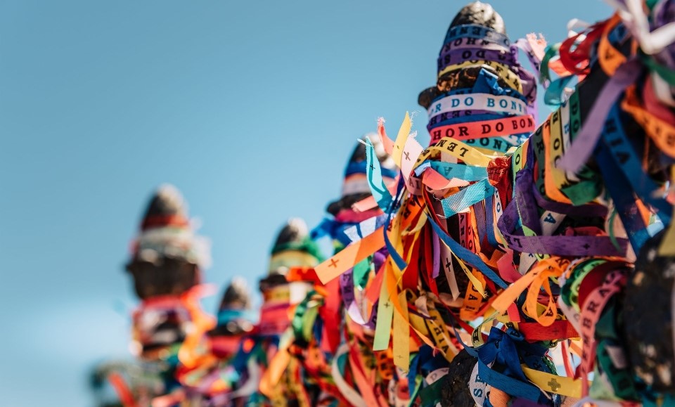 bracelets de pèlerins accrochés à la clôture de l'église nosso senhor do bonfim à salvador de bahia au brésil