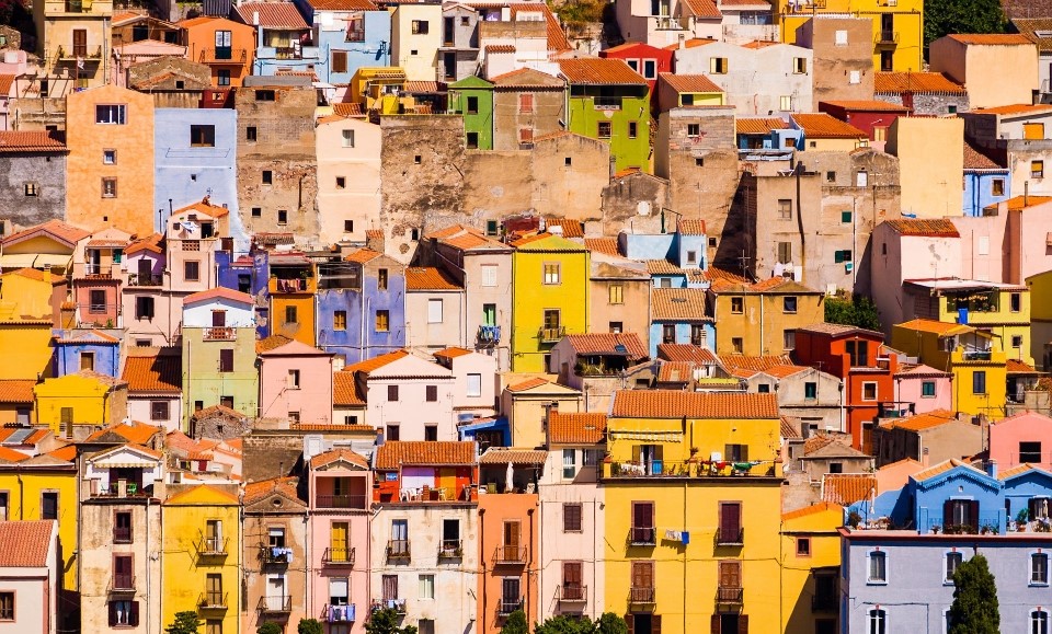 bâtiments colorés de la ville de bosa en sardaigne