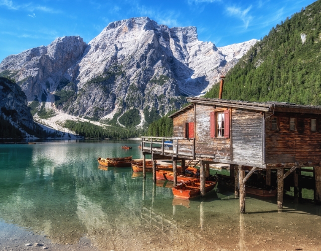 cabanne de location de bateaux au lac de braies au cœur des dolomites dans le trentin-haut-adige en italie