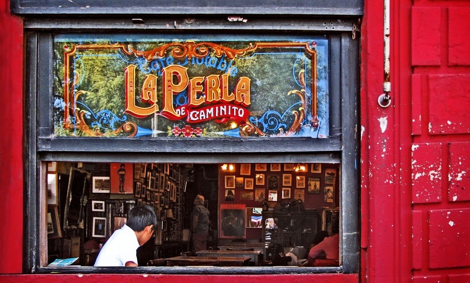 café à la façade rouge dans le quartier de la boca à buenos aires