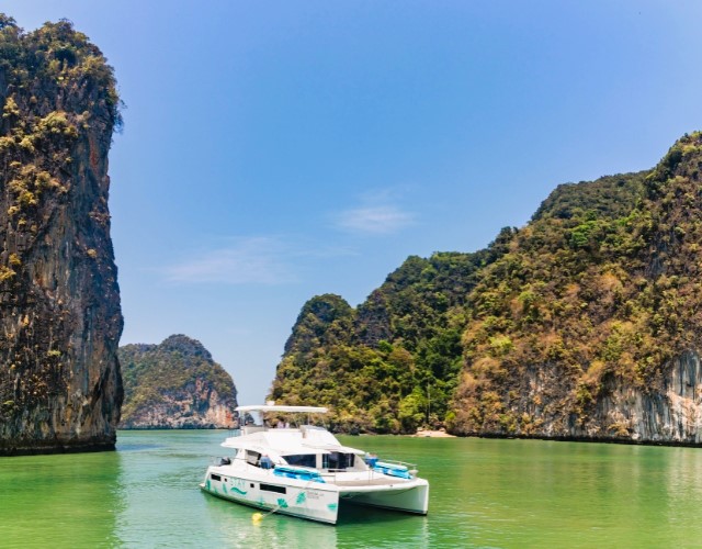 catamaran dans la baie de phang nga sous un ciel bleu au sud de la thaïlande