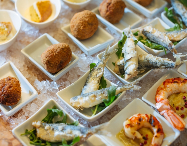 cours de cuisine - cicchetti vénitiens boulettes de viande, sardines in saor et crevettes à la polenta