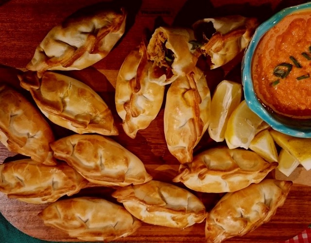 cours de cuisine locale pour réaliser des empanadas au nord-ouest de l'argentine