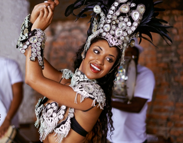 danseuse de samba au carnaval de rio de janeiro donnant un cours