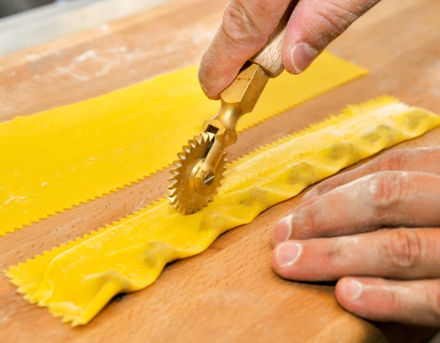 découpe d'agnolotti del plin avec un coupe-pâte dans les langhe - région du piémont en italie