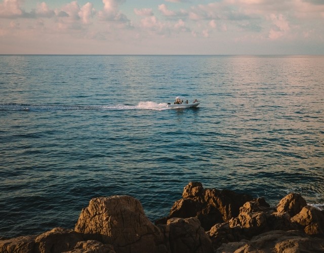excursion en bateau à cefalù en sicile en italie