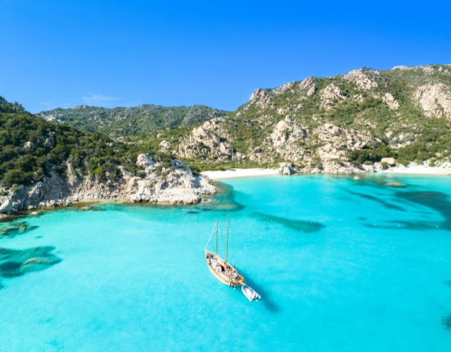 exploration des flots turquoise de l'archipel de la Maddalena en voilier privé - sardaigne