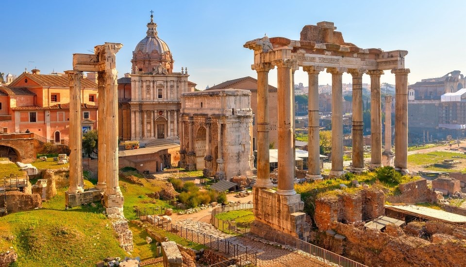 forum romain sous un ciel bleu à rome