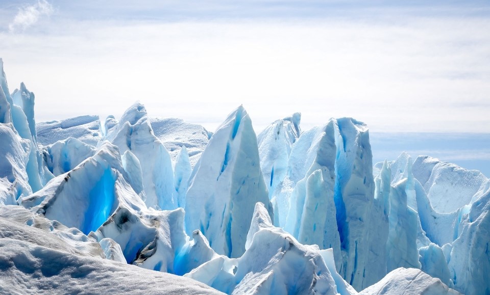 glacier perito moreno et son éclat bleuté vu d'en haut en patagonie argentine