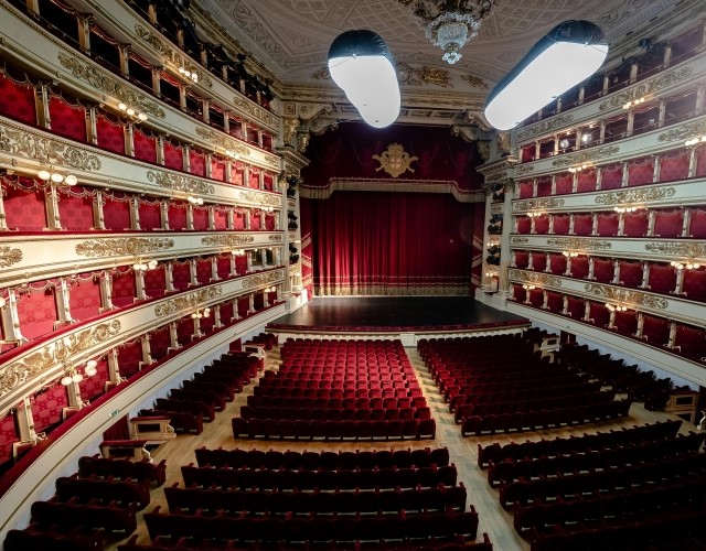 intérieur de la scala de milan avant une représentation