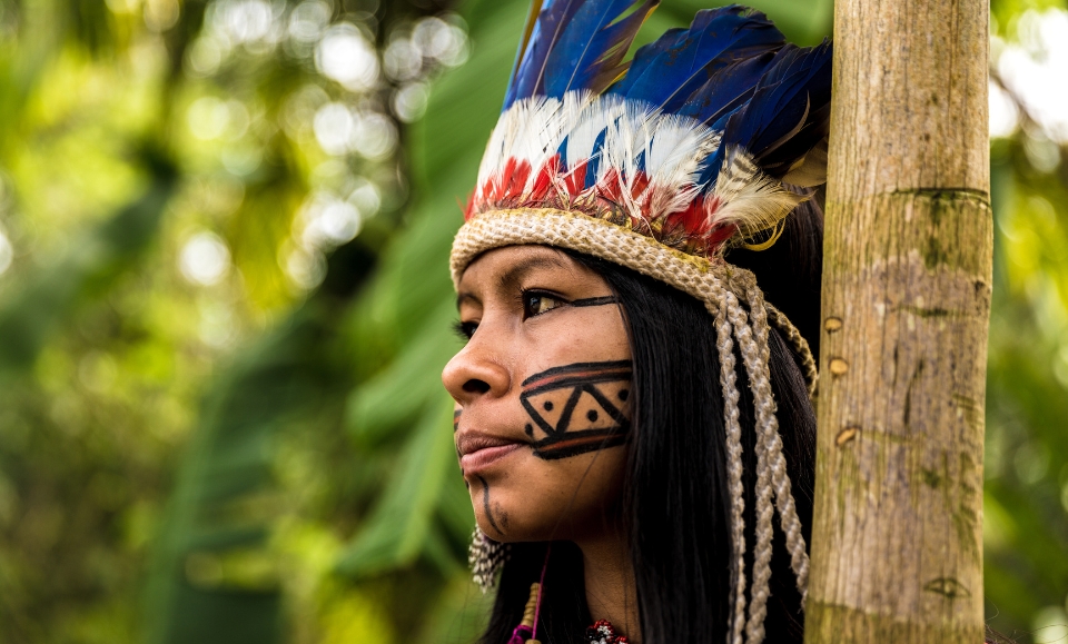 jeune femme en habits traditionnels d'une communauté indigène de la forêt amazonienne brésilienne proche de manaus