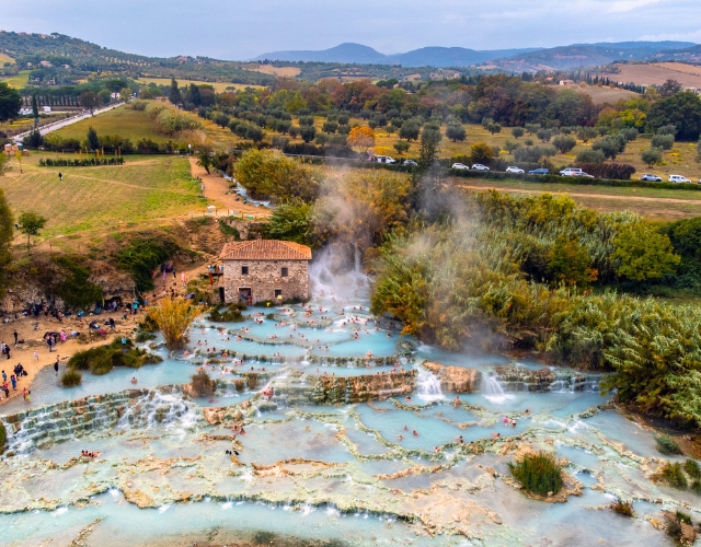 vue aérienne de la cascate del mulino et d'un ancien moulin aux sources thermales de saturnia en toscane