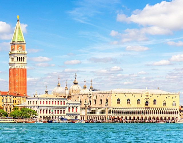 le palais ducal, le campanile de saint-marc et la basilique saint-marc en arrière plan - venise