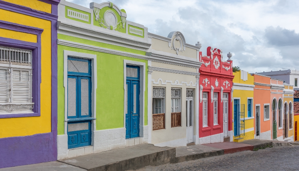 maisons coloniales colorées bordées d'une rue pavée à olinda dans le nordeste au brésil