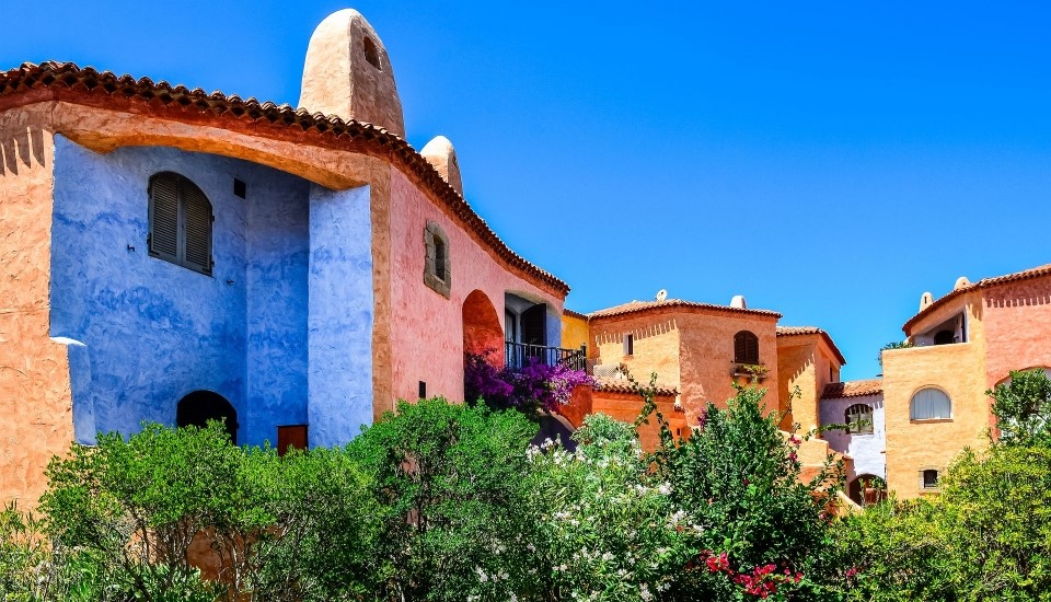 maisons traditionnelles colorées à porto cervo en sardaigne - crédit shutterstock