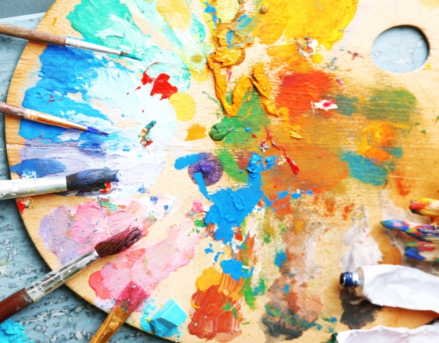 matériel de peinture acrylique lors d'un atelier sur l'art naïf à Salvador de Bahia