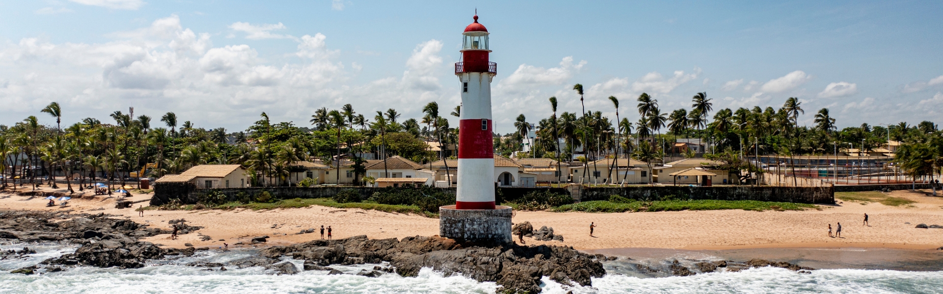 phare d'Itapuã sur la plage baignée de soleil et bordée de cocotiers à Salvador de Bahia au Brésil