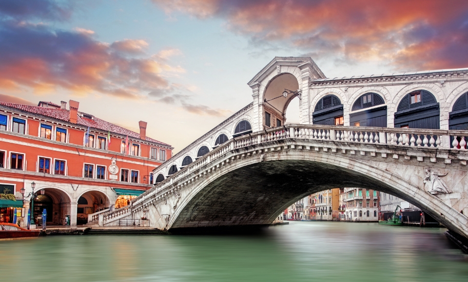 pont du rialto traversant le grand canal de venise au soleil couchant