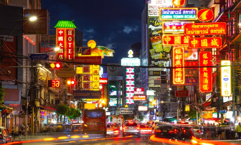 quartier de china town à bangkok de nuit et sa circulation sur la route yaowarat road bordée d'enseignes colorées