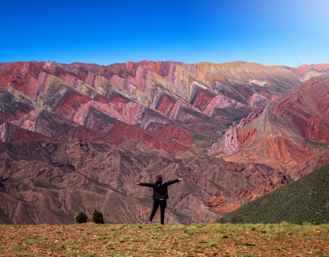 randonnée au creux de la chaîne de montagnes serranía de hornocal au nord-ouest de l'argentine