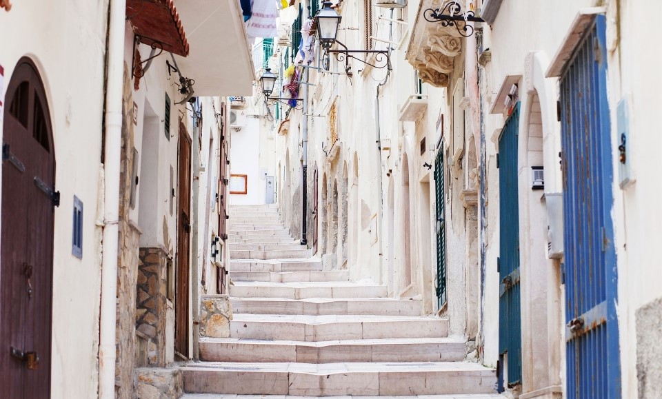 ruelle au cœur d'un quartier traditionnel avec ses façades blanchies à la chaux à vieste dans les pouilles en italie