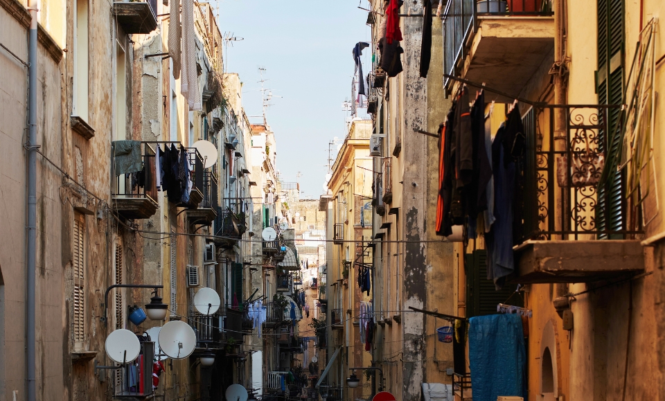 ruelle étroite avec du linge étendu sur les balcons dans le centre historique de naples