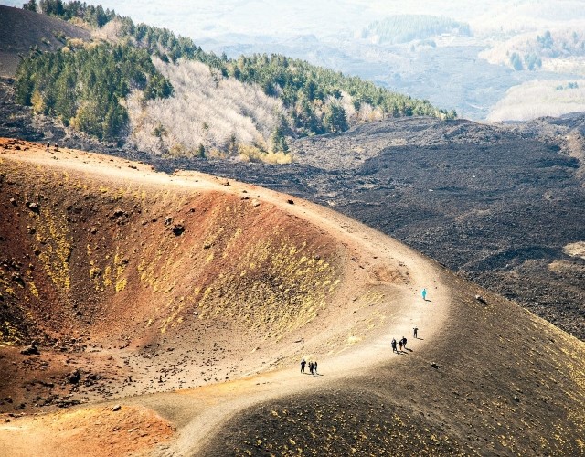 sentiers de randonnée sur les pentes de l'etna en sicile en italie
