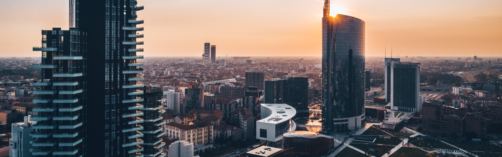 skyline de milan au coucher du soleil