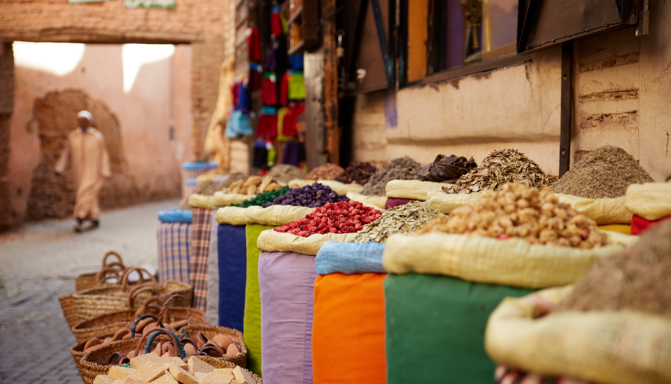 souk de marrakech stand de fleurs séchées au maroc