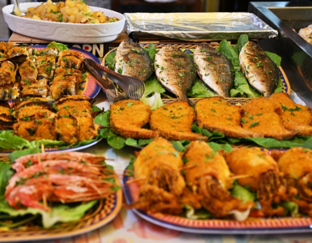 stand proposant des fruits de mer, poissons et des légumes au marché de ballaro à palerme en sicile - italie