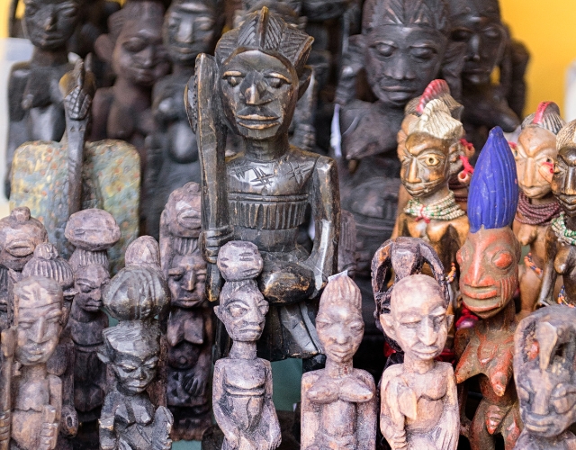 statues représentant plusieurs orixás divinités de la religion afro-brésilienne du candomblé