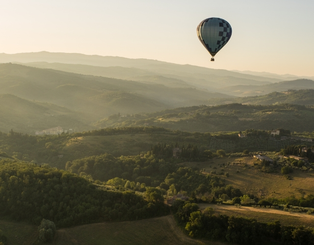 survol en montgolfière au dessus du val d'orcia en toscane