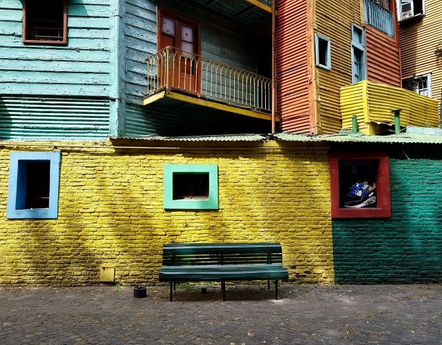 un banc devant des façades colorées du quartier de la boca à buenos aires