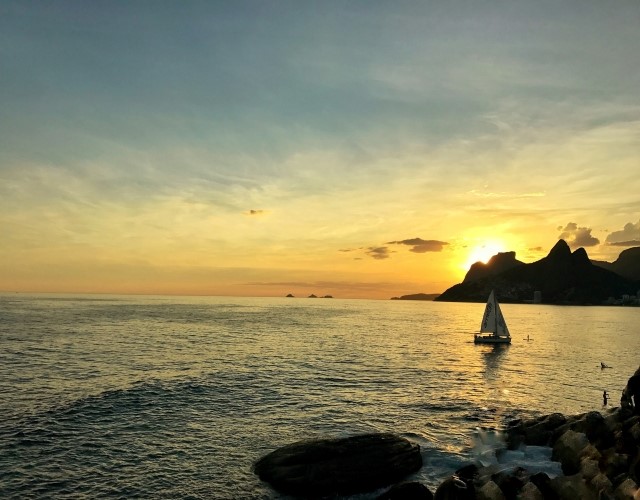 voilier aux abords de rio de janeiro au soleil couchant