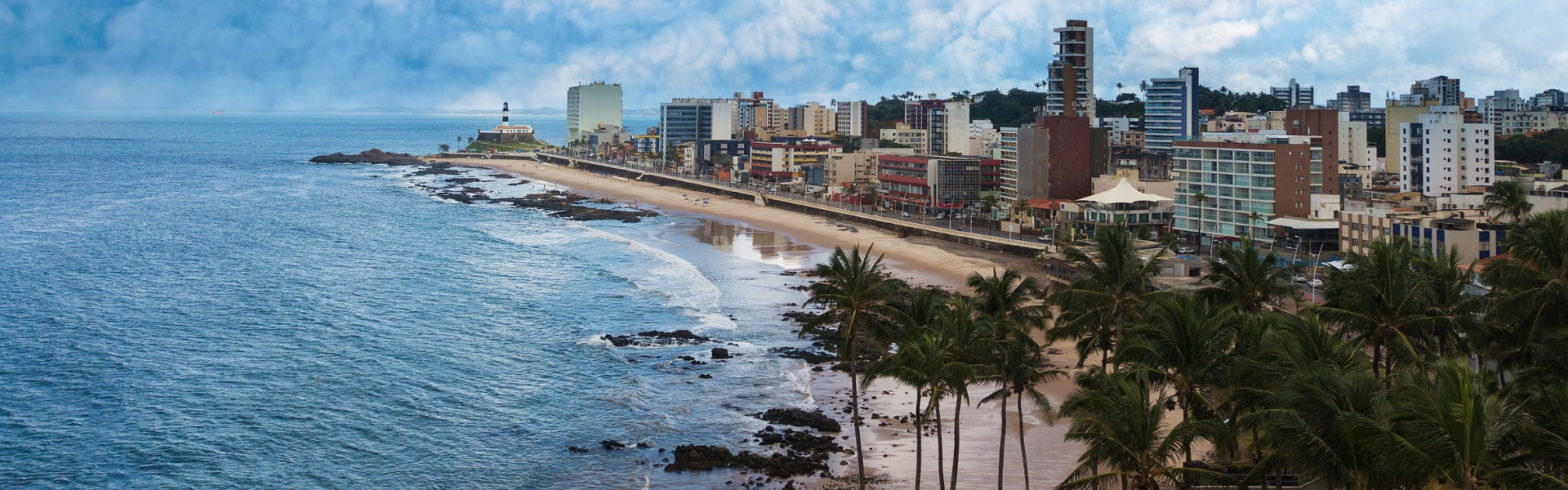 vue aérienne de la plage de Barra et d'une partie de la ville de Salvador de Bahia au Brésil