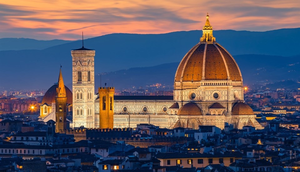 vue aérienne sur la cathédrale santa maria del fiore de florence aux lueurs incandescente du crépuscule - crédit fotolia