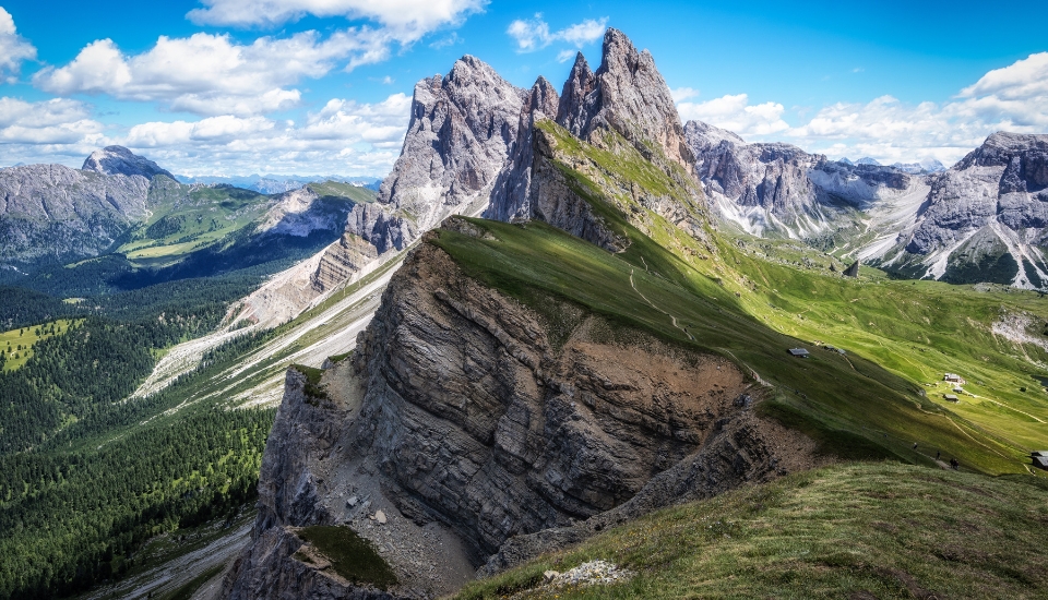 vue du sommet de seceda en été au cœur du val gardena dans les dolomites en italie