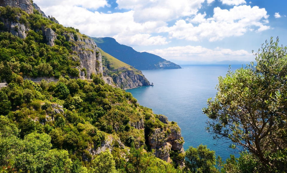 vue panoramique sur les paysages verdoyants de la côte amalfitaine bordée de la mer tyrrhénienne