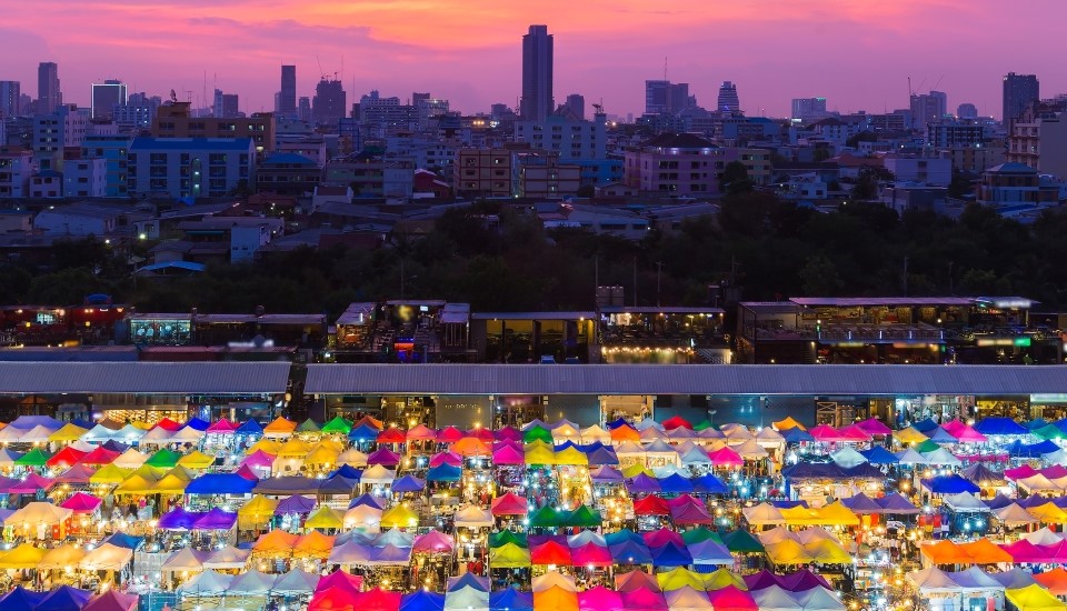 vue sur bangkok et son marché de nuit coloré en thaïlande
