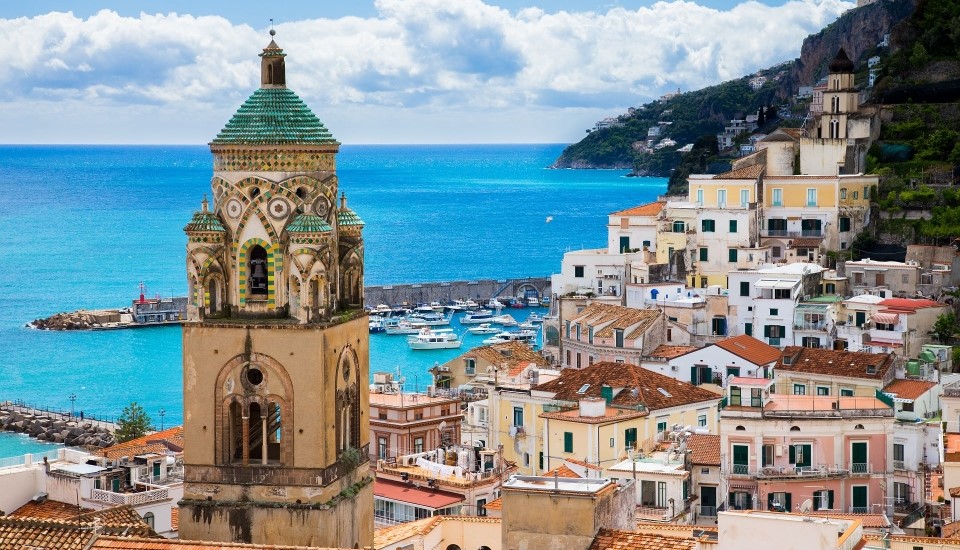 vue sur la ville d'amalfi, son église et la mer tyrrhénienne en second plan - côte amalfitaine