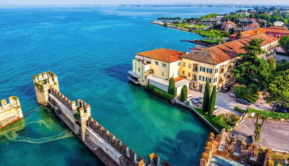 vue sur le port de la ville de sirmione et le lac de garde depuis la tour scaliger - grands lacs italiens