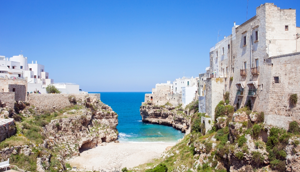 vue sur une crique à polignano a mare et ses demeures blanches - pouilles