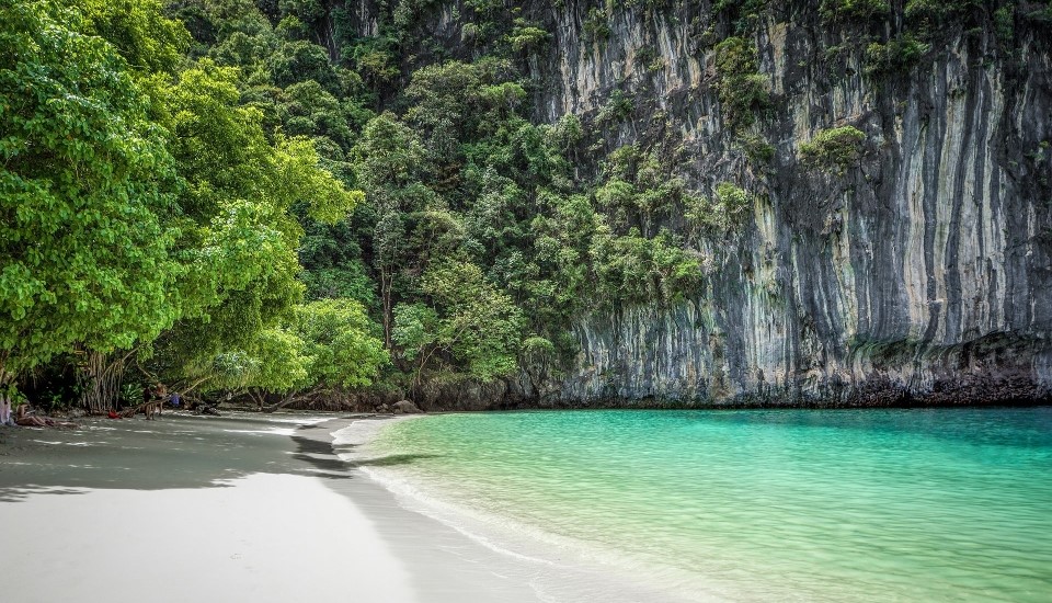 vue sur une plage à la baie de phang nga au sud de la thaïlande